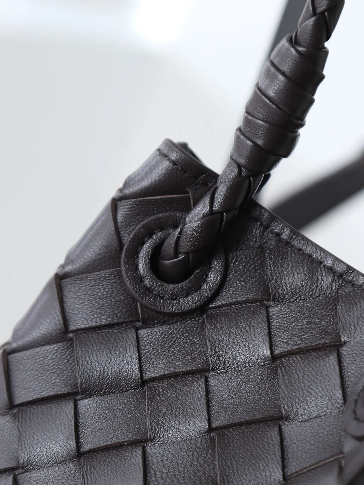 1300. BV's new intrecciato woven leather shoulder bag 🪂 835921 comes with a detachable diagonal shoulder strap and comes with a mini bag inside. The appearance retains the unique design of BV woven leather. The parachute bag is a bag that makes people fall in love before seeing the real thing. The small golden knot embellishment is full of simple and high-end sense to meet your needs in different occasions. Size: 29.5X18.5X17.5cm